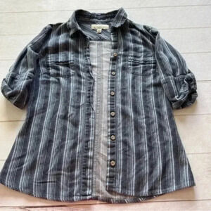 Cabelas women’s medium stripe top